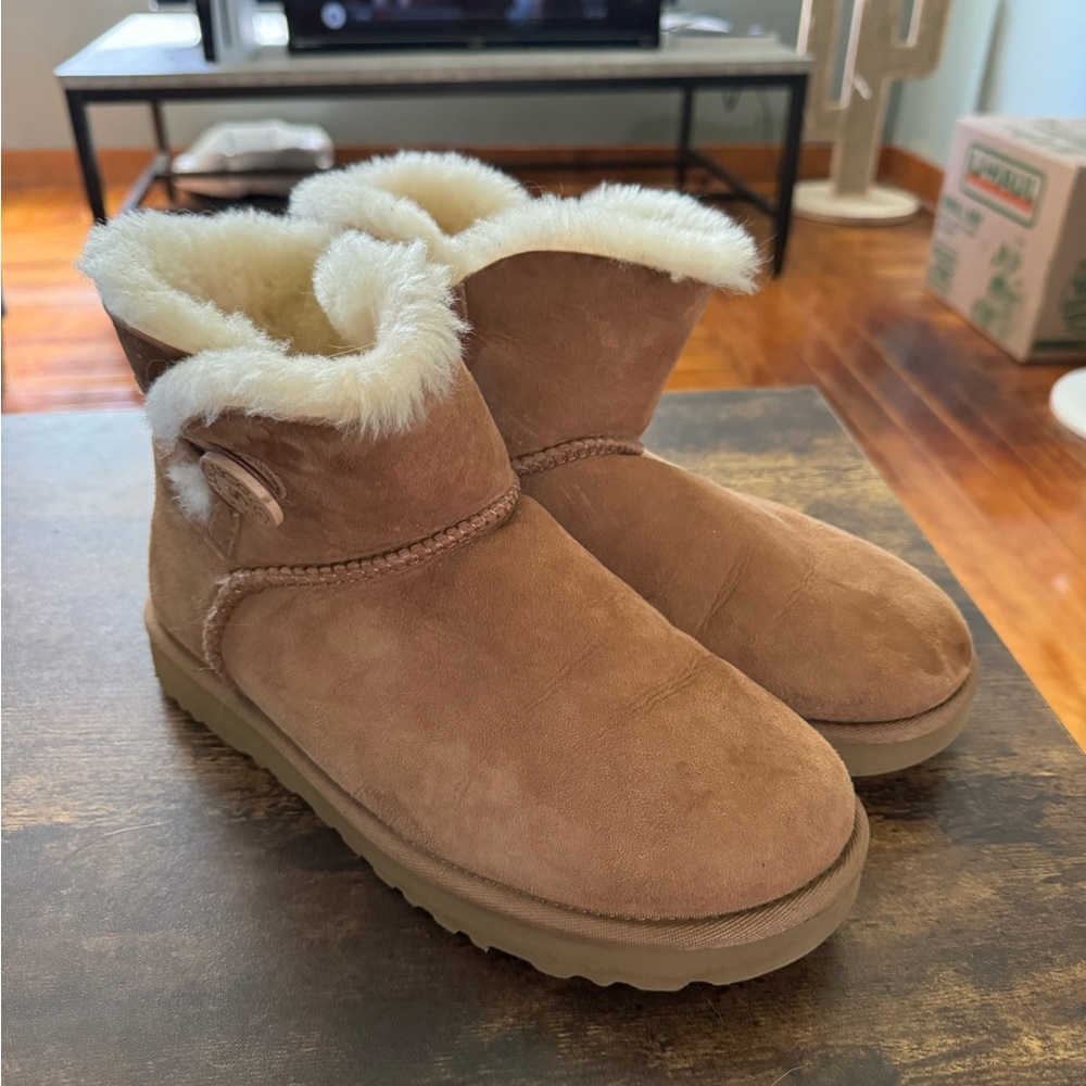 Uggs 8.5 mini